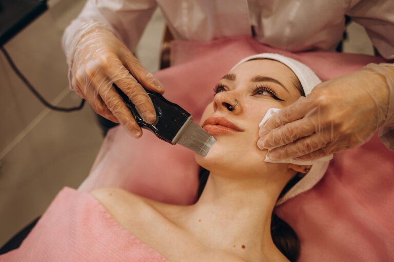 mulher passando por um procedimento estético no rosto