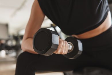 Rosca concentrada: como fazer corretamente um dos melhores exercícios para o bíceps