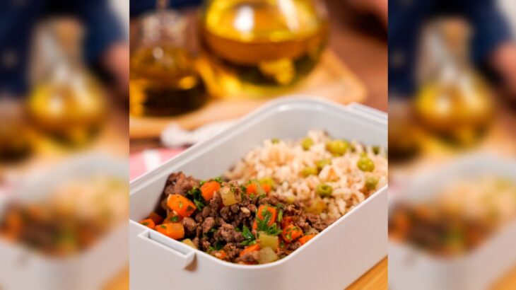 foto de arroz integral com ervilha e carne moída