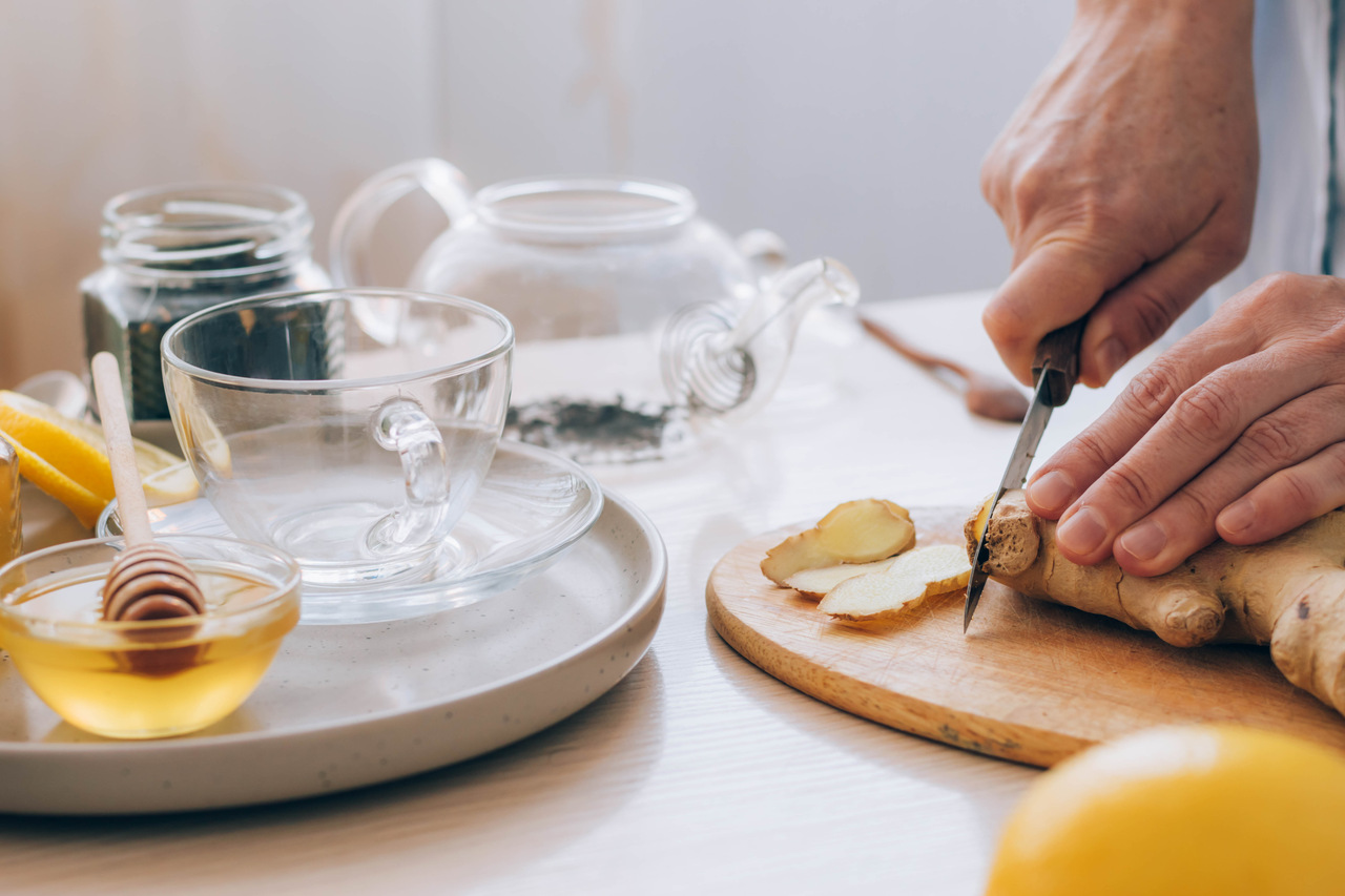 Alivia enjoo, reduz cólicas e é antioxidante: benefícios do chá de gengibre