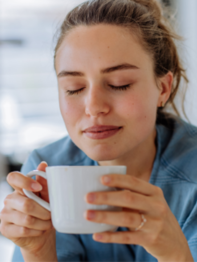 Quer regular a menstruação e aliviar as dores? Veja 5 chás para cólica menstrual
