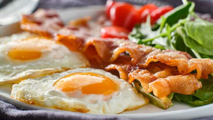 prato com ovos, bacon, espinafre e tomates-cereja, ingredientes típicos da dieta cetogênica
