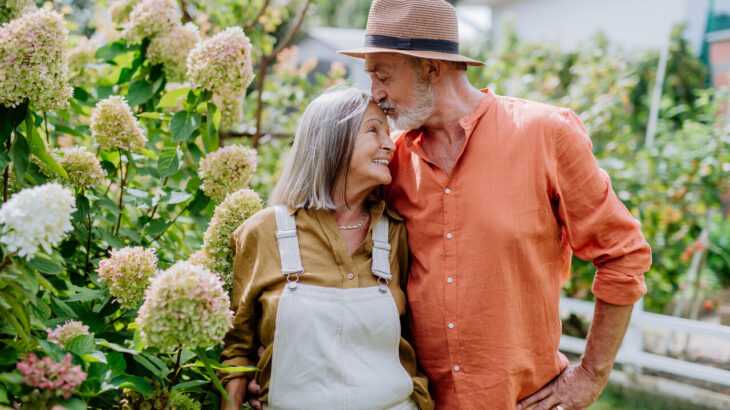 casal mais velho apaixonado em um jardim