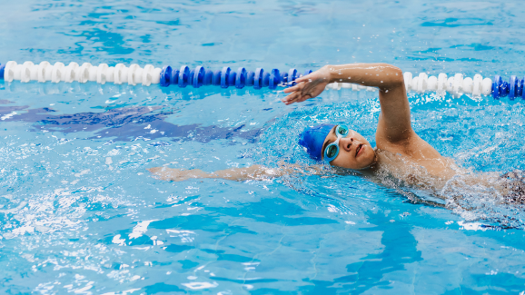 homem na piscina nadando praticando natação, uma modalidade olímpica que gasta calorias