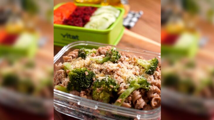 Macarrão integral com brócolis