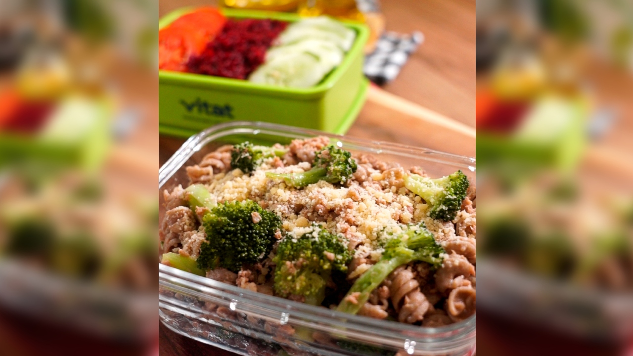 Macarrão integral com brócolis, atum e salada