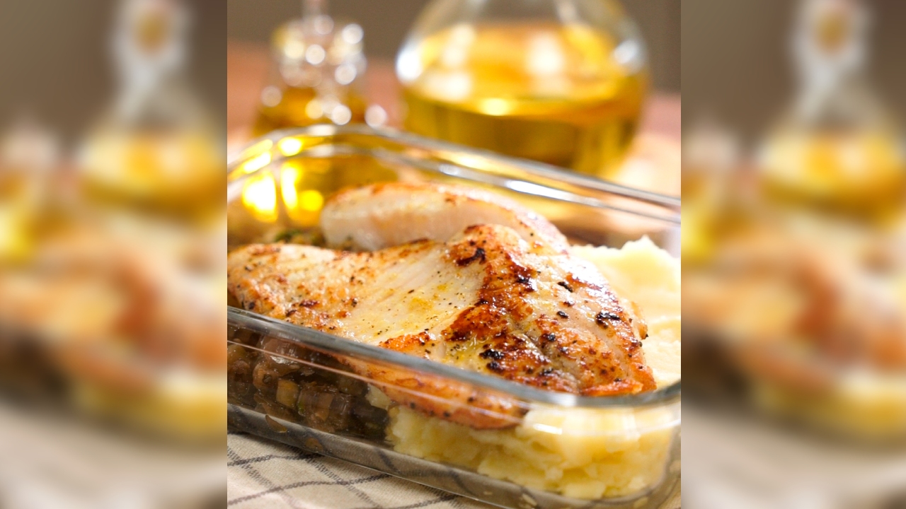 Purê de batata-doce com tilápia e antepasto de vegetais