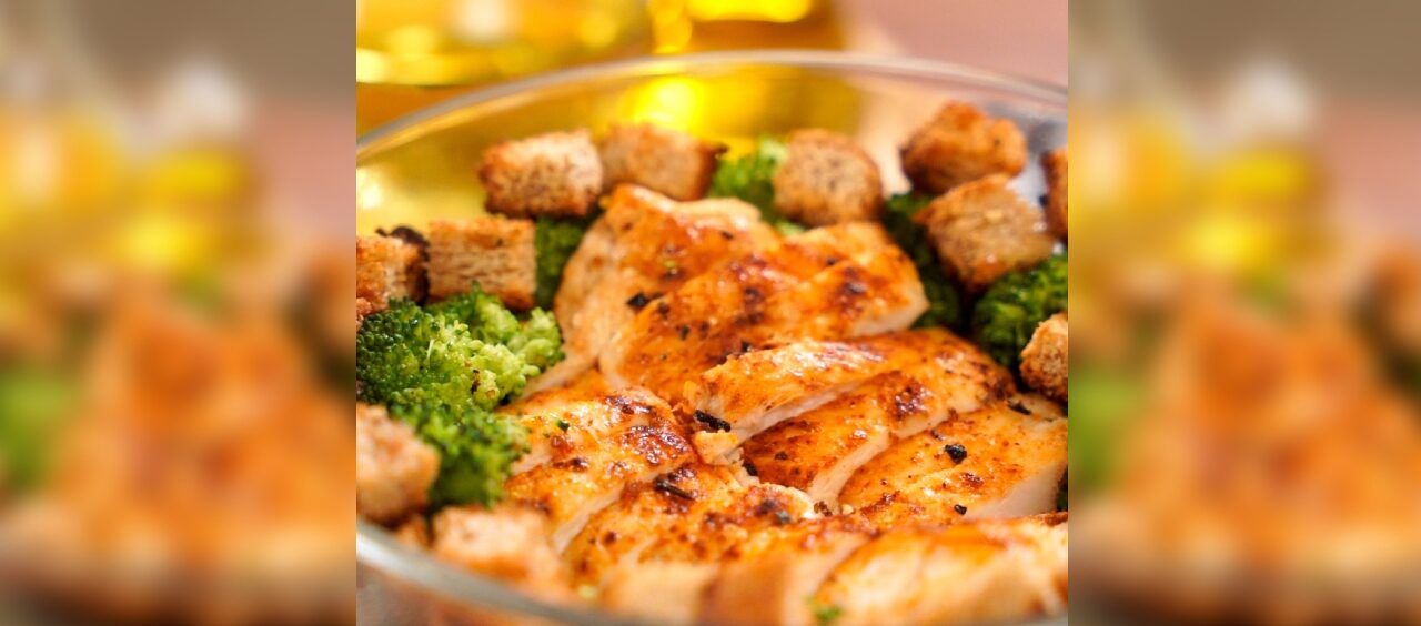 Salada de pote com frango grelhado