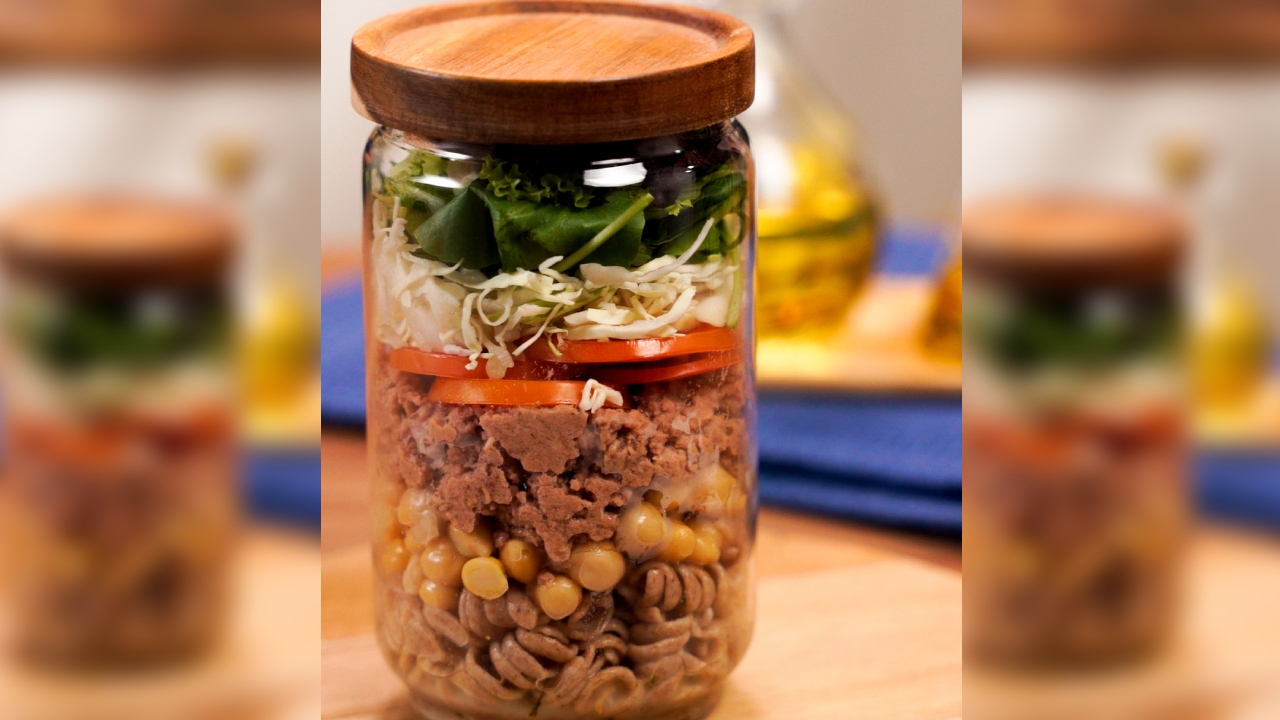 Salada de pote com macarrão integral, atum e grão-de-bico