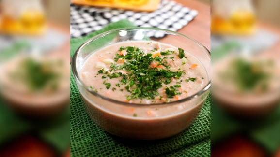 Sopa de feijão com macarrão integral