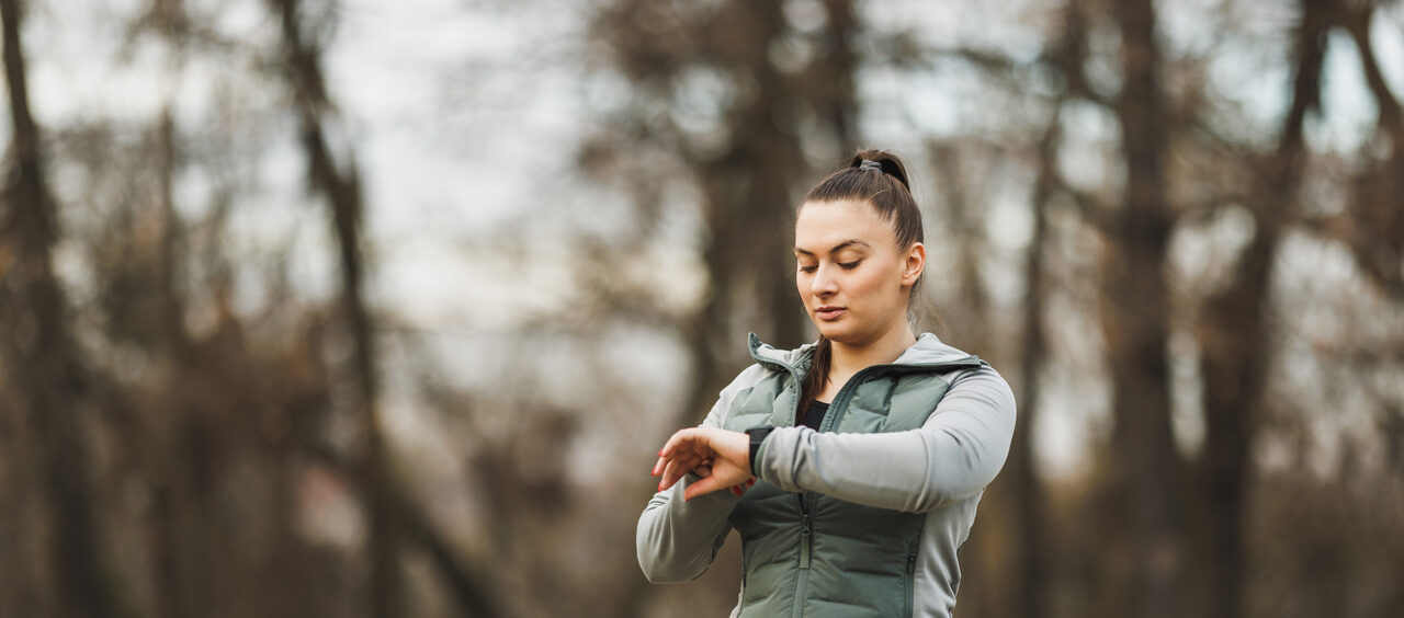 mulher olhando o smartwatch
