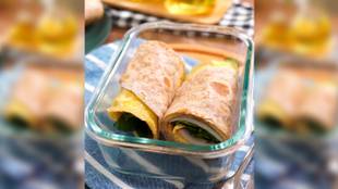 Wrap integral com omelete, rúcula e rabanete