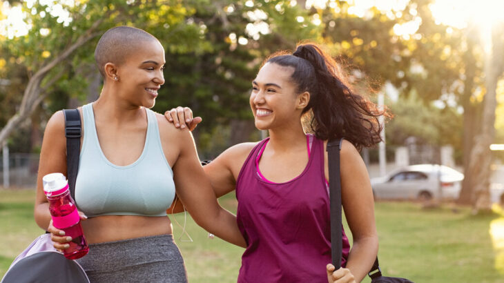 mulheres caminhando no parque