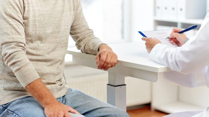 homem em consultório médico