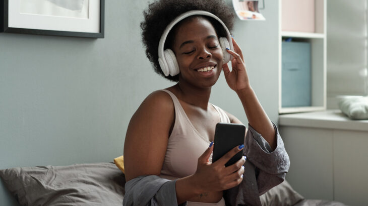 mulher feliz escutando música