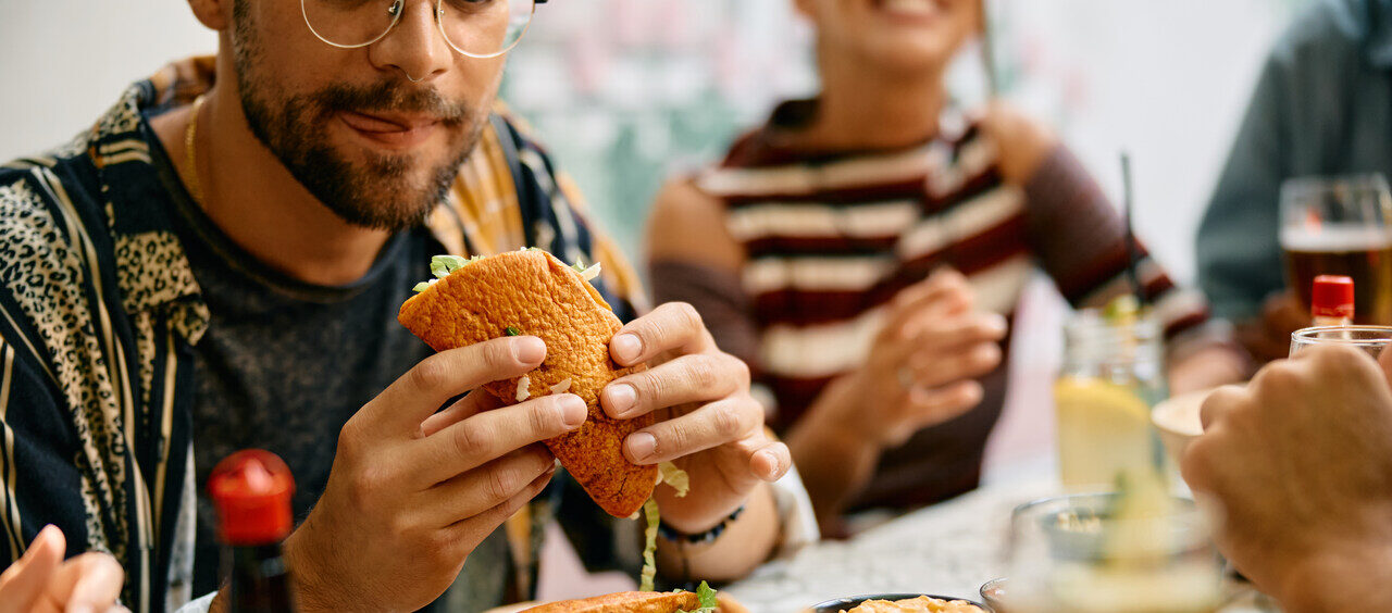 grupo de pessoas comendo e bebendo em um restaurante