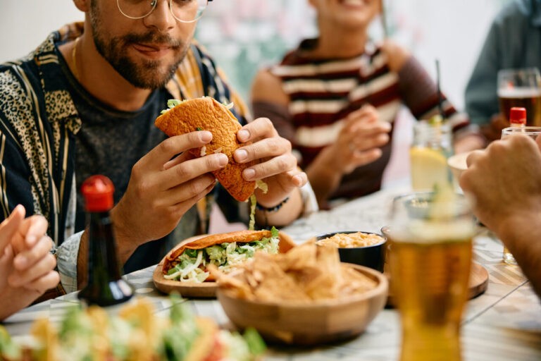 grupo de pessoas comendo e bebendo em um restaurante