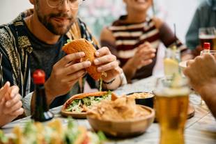 Como comer mais saudável em restaurantes? Dicas para identificar melhores opções