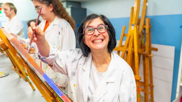 mulher sorrindo em uma aula de pintura