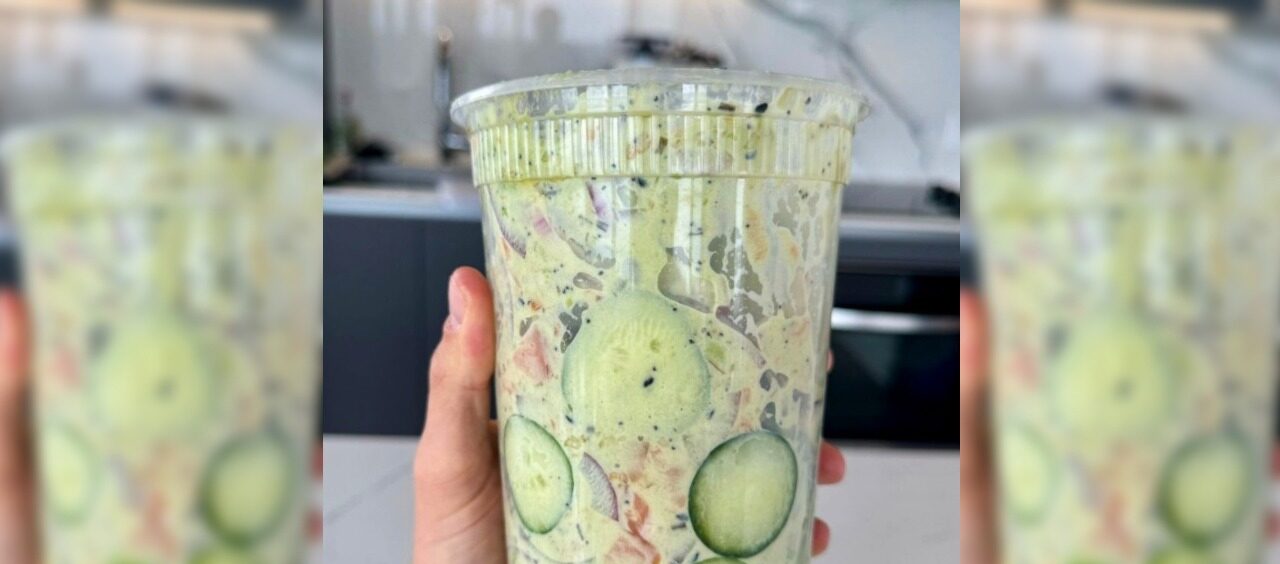à esquerda, uma tigela com salada de pepino e um hashi pegando um pepino. à direita, um copo de plástico com salada de pepino.