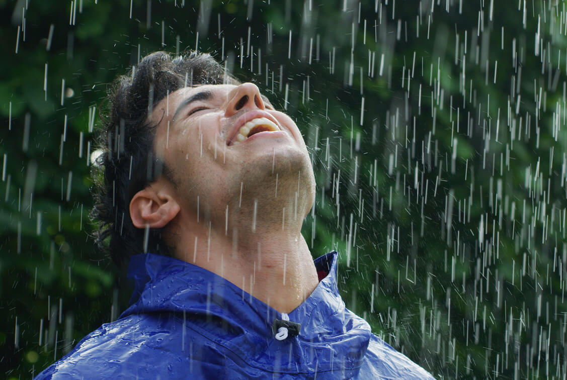 Chuva, frio e andar descalço causam gripe: mito ou verdade?