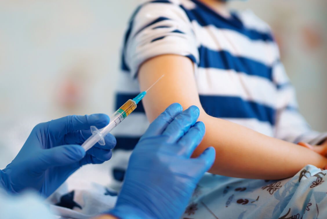 Criança pode tomar vacina da gripe com outras do calendário?