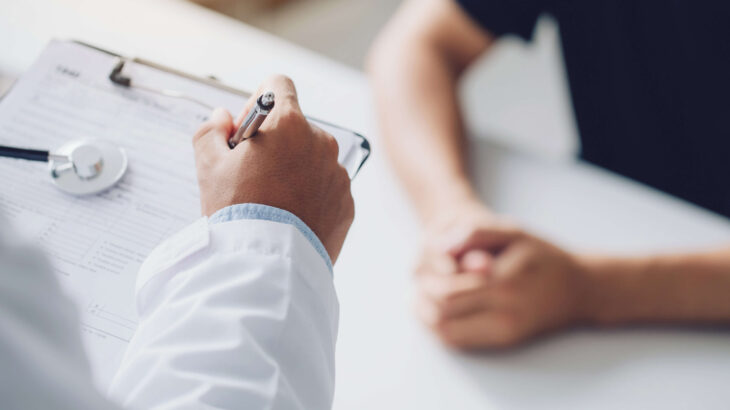 pessoa-em-consulta-medica-para-avaliar-diabetes