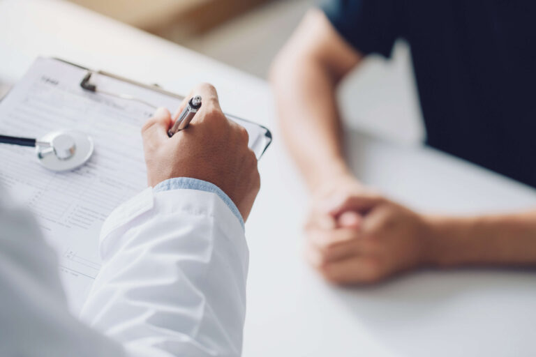 pessoa-em-consulta-medica-para-avaliar-diabetes